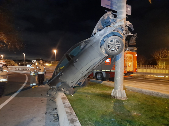 Otomobil yön tabelası direğine asılı kaldı: 1 yaralı