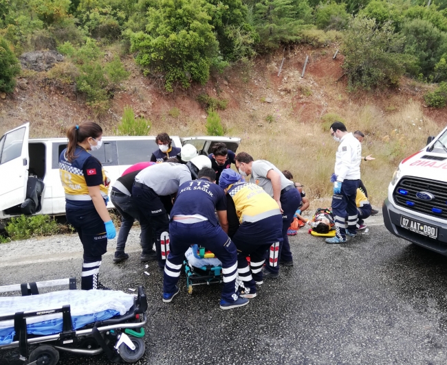 Antalya'da minibüs şarampole devrildi: 9 yaralı