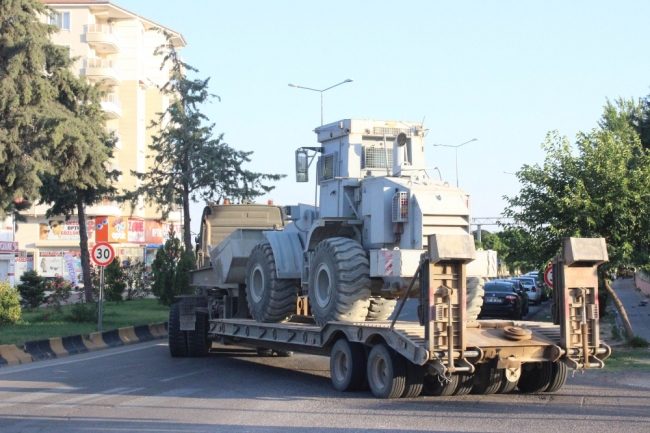 Kilis'ten sınırın Suriye tarafına zırhlı araç sevkiyatı