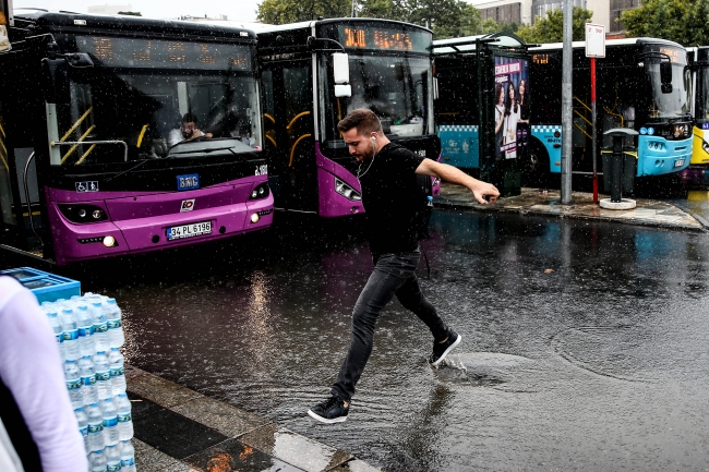 İstanbul'da şimşekler geceyi aydınlattı