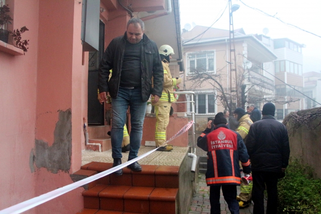 İstanbul'da istinat duvarı evin üzerine çöktü