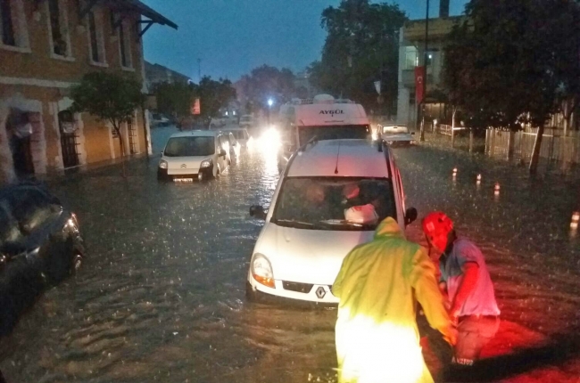 Balıkesir'de mahsur kalan 125 kişiyi itfaiye kurtardı