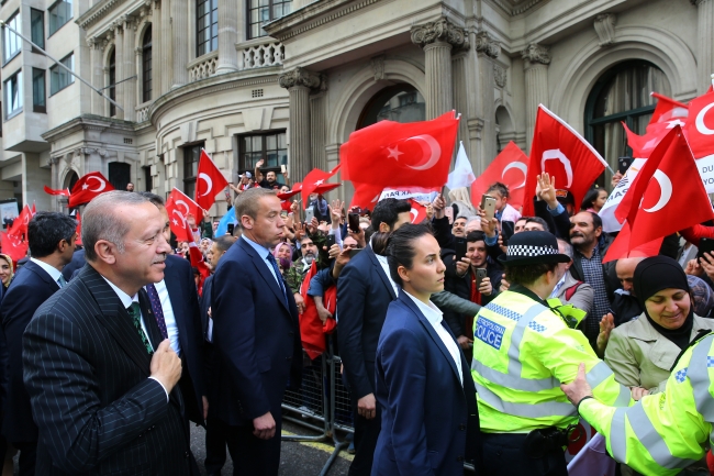 İngiltere'deki Türkler Cumhurbaşkanı Erdoğan'ı sevgi gösterileriyle karşıladı