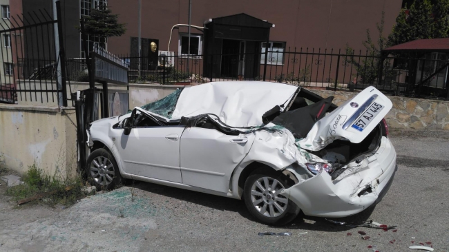 Freni boşalan greyder park halindeki otomobili ezdi