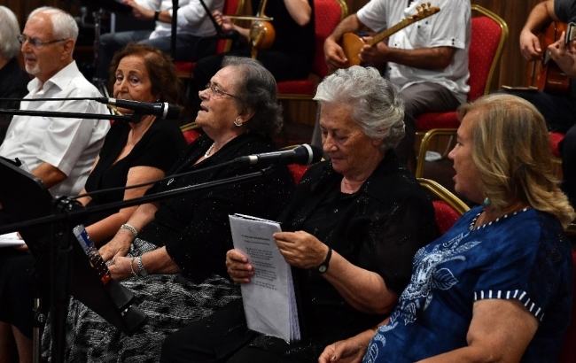 İzmir'deki huzurevinin sakinleri "Yurttan Sesler Korosu" ile mutlu oluyor