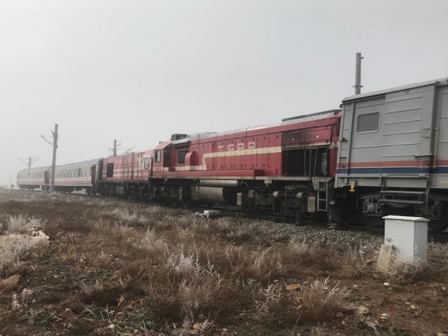 Sivas'ta yolcu treni ile yük treni çarpıştı