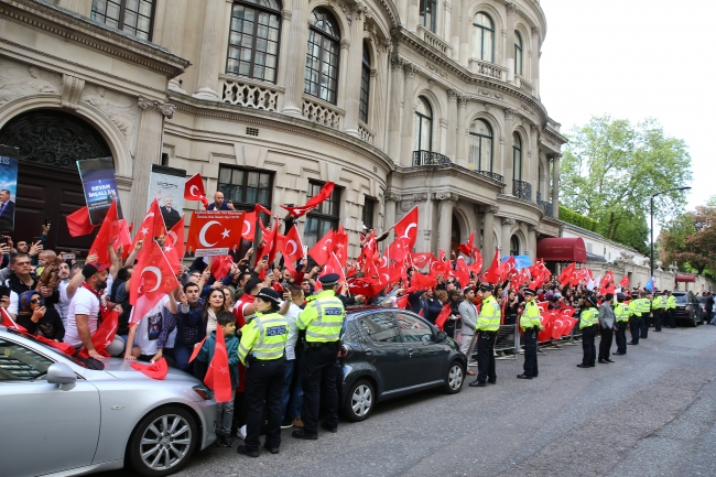 İngiltere'deki Türkler Cumhurbaşkanı Erdoğan'ı sevgi gösterileriyle karşıladı