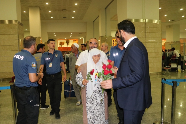 Diyarbakır'da ilk hac kafilesi güllerle karşılandı