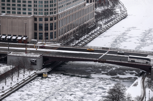 Chicago'da kar fırtınası hava trafiğini vurdu