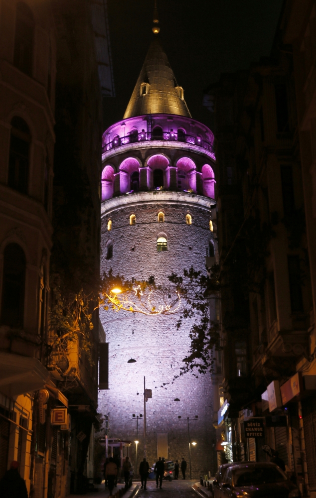 Erguvan rengi, İstanbul'daki tarihi eserlere yansıdı