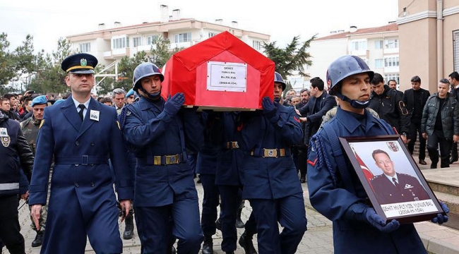 İzmir'de eğitim uçuşunda şehit olan pilotlar toprağa verildi