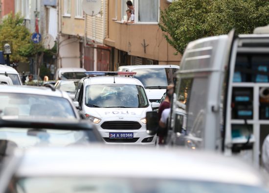 İstanbul'da polis aracına saldırı