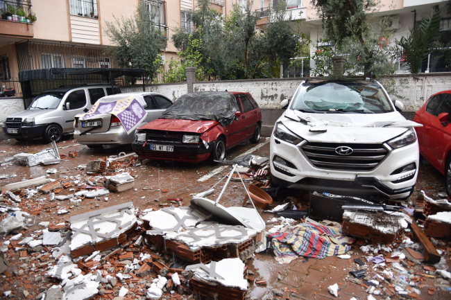 Antalya'da sağanak ve fırtına: Çatıdan kopan parçalar otomobillerin üzerine düştü