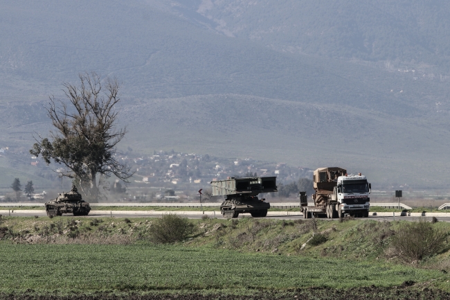 Teröristlerin kazdığı çukurları aşmak için özel köprüler sınıra gönderildi