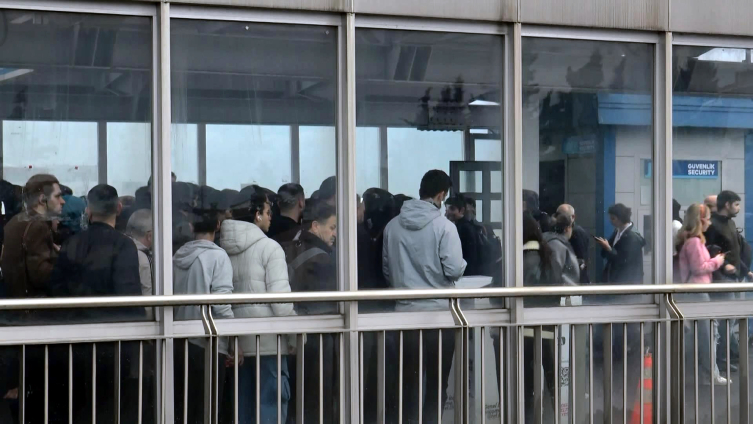 Metrobüs turnikeleri arızalanınca yoğunluk oluştu