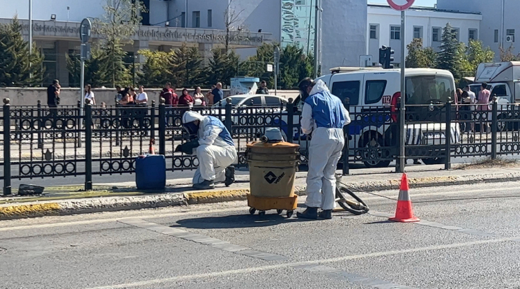 Pendik'te sızan kimyasal nedeniyle cadde trafiğe kapatıldı