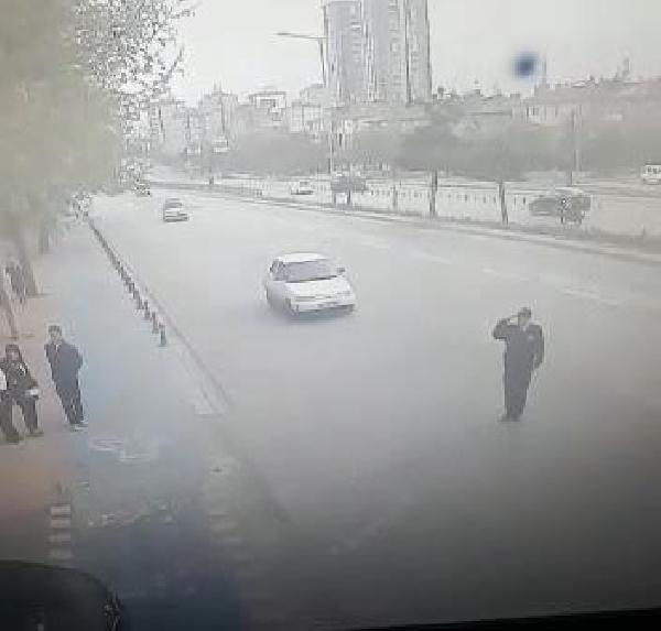 Selam vermek için yola çıkan polis memuruna araba çarptı