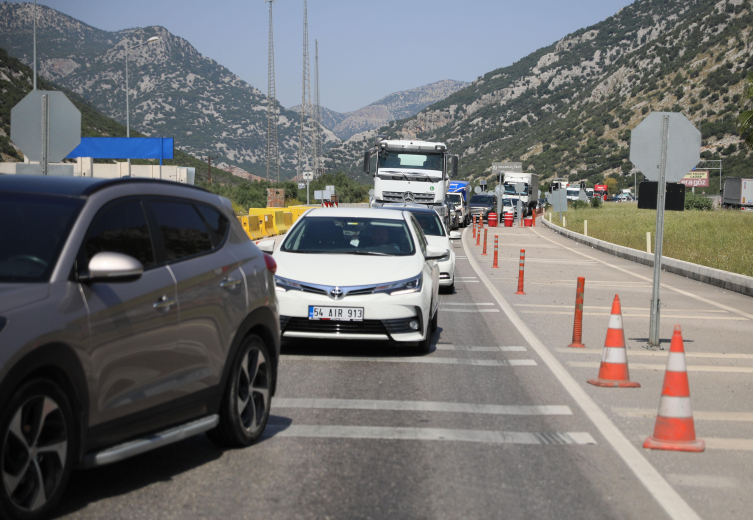 Antalya'ya tatilci akını: 2 kilometre araç kuyruğu oluştu