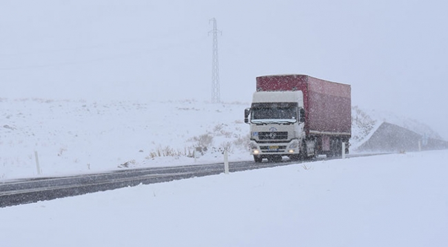 Kars ile Ardahan'da etkili olan kar ve tipi sürücülere zor anlar yaşattı