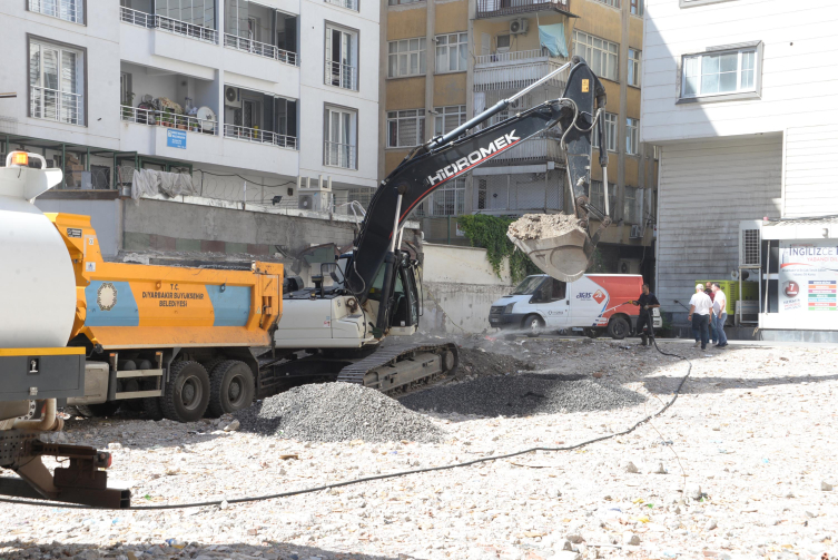 Depremde yıkılan 48 kişinin yaşamını yitirdiği Sözel Apartmanı ile ilgili tahliye