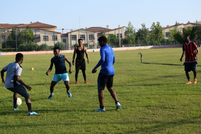 Futbolcu olma hayallerine koronavirüs engeli