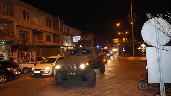 Suriye sınırına sevk edilen askeri konvoya sevinç gösterisi