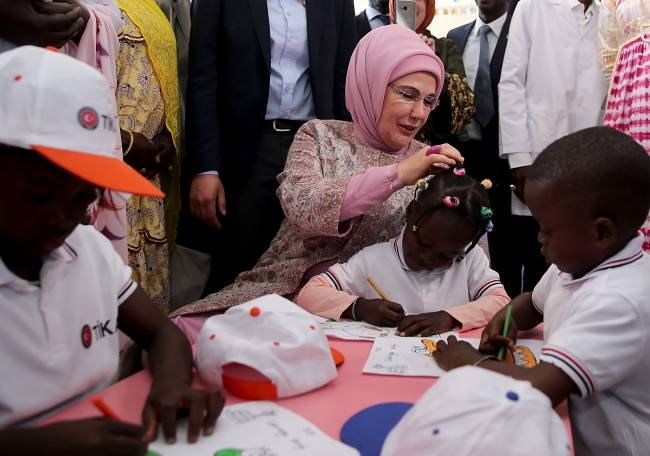 Emine Erdoğan, Pikine Sosyal Pediatri Enstitüsü'nü ziyaret etti