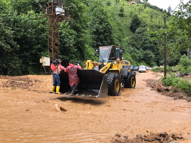 Rize'de şiddetli yağış taşkınlara neden oldu