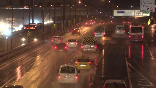 İstanbul’da şiddetli fırtına gece boyunca devam etti