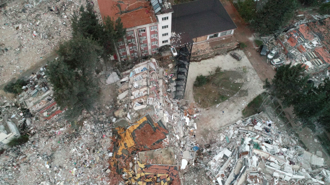 Depremde binalar yıkıldı, yangın merdiveni ayakta kaldı