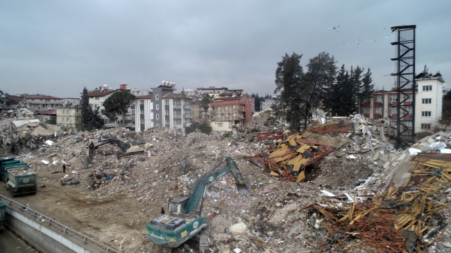 Depremde binalar yıkıldı, yangın merdiveni ayakta kaldı