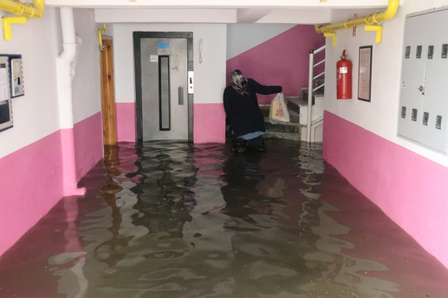 Bolu'da ev ve iş yerlerini su bastı