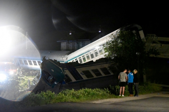 İtalya'da tren kamyonla çarpıştı: 2 ölü