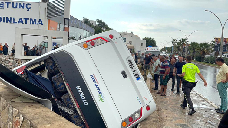 Bodrum'da midibüs dere yatağına devrildi: 23 yaralı