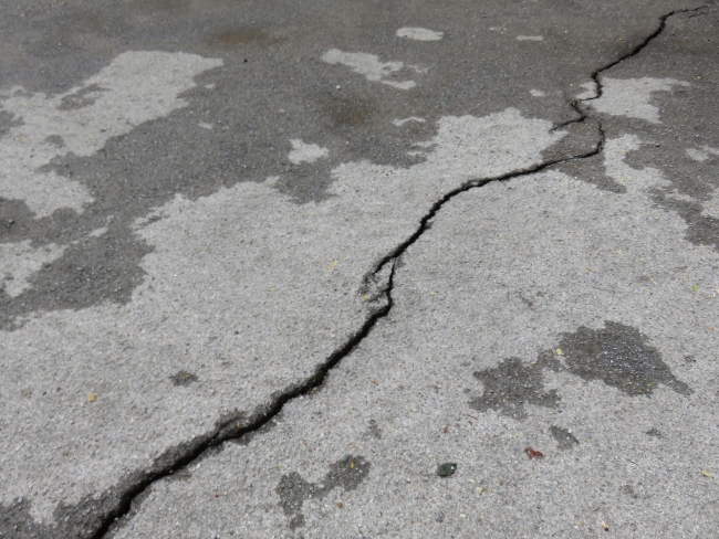 Kadıköy'de bahçesinde çatlaklar oluşan 6 katlı bina boşaltıldı