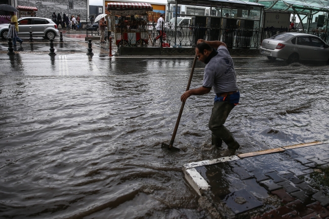 İstanbul'da şimşekler geceyi aydınlattı