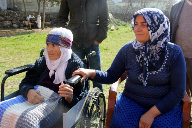 Mehmetçiğin kurtardığı Afrinli yaşlılar çocuklarına Türkiye'de kavuştu