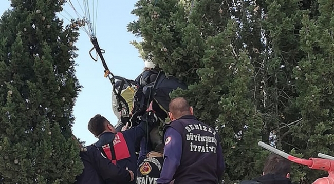 Yamaç paraşütü pilotu ile yolcusunu ağaç dalları kurtardı