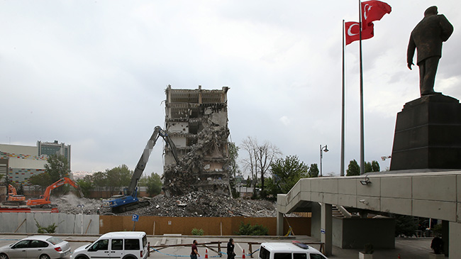 FETÖ'nün bombaladığı emniyet binasında yıkım çalışmaları sürüyor