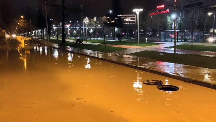 Elazığ'da sağanak: Cadde ve sokakları su bastı