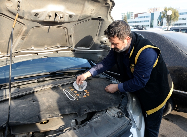 Polis, seyyar satıcı ve emlakçı kılığına girerek, çete liderini yakaladı