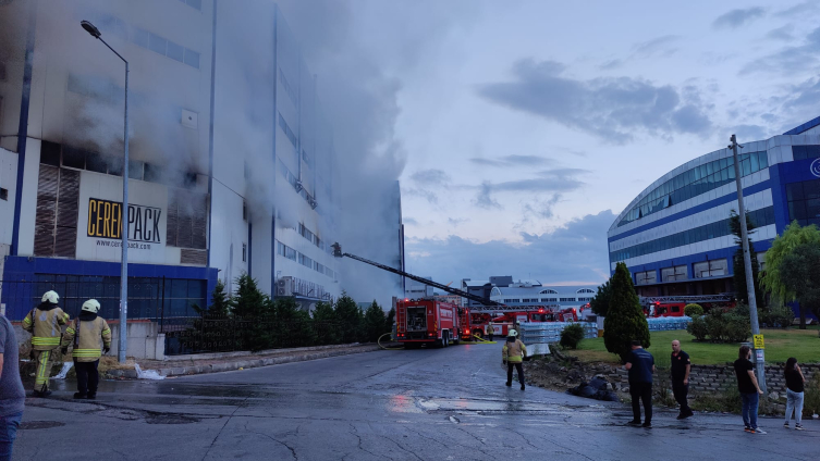 Arnavutköy'de fabrika yangını