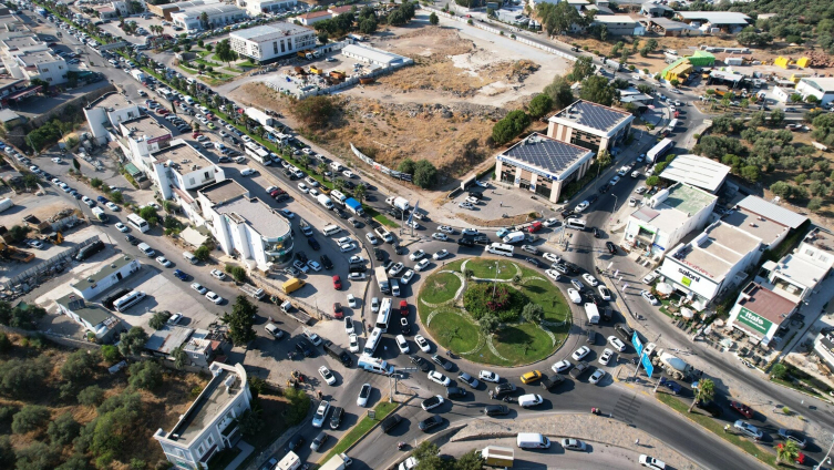 Bodrum'da su hattı patladı, trafik durma noktasına geldi