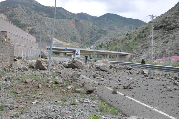 Gümüşhane'de heyelan; kara yolu ulaşıma kapandı