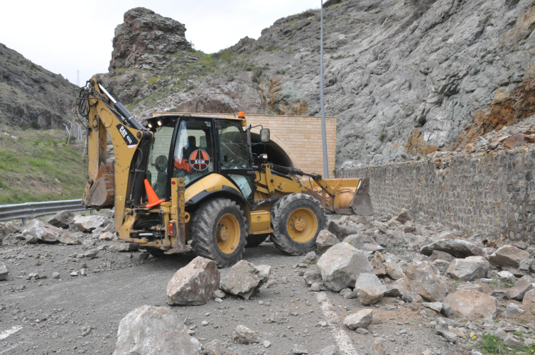 Gümüşhane'de heyelan; kara yolu ulaşıma kapandı