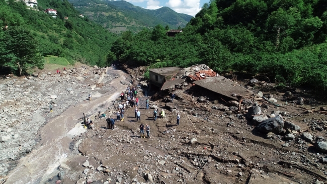 Araklı'daki selde kaybolan 3 kişi aranıyor