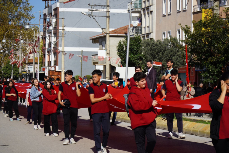 Yalova'da 400 metrelik Türk bayrağı açıldı