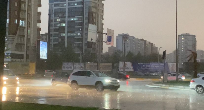 Diyarbakır'da sağanak: Sokaklar sular altında kaldı