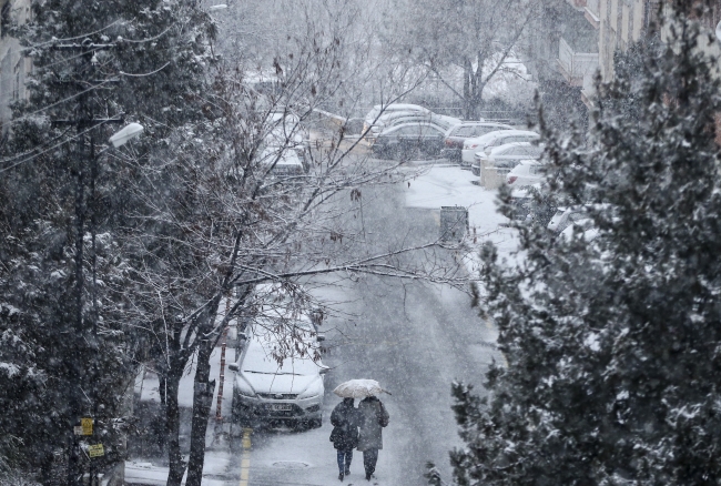 Ankara'da kar yağışı etkili oluyor