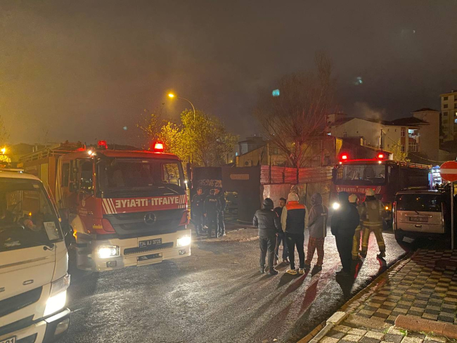 Ümraniye'de geri dönüşüm merkezinde yangın